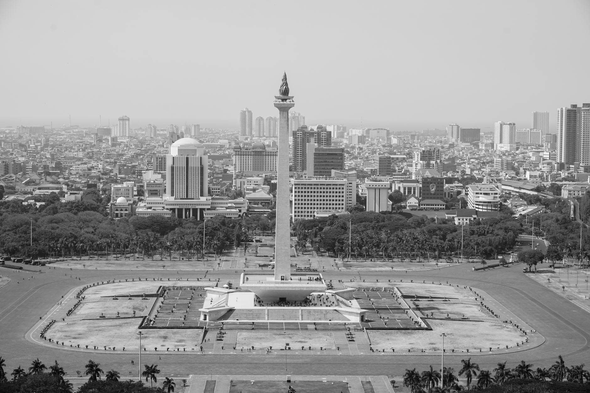 Gambaran dinamika konflik politik nasional dengan tokoh dan simbol partai di panggung publik