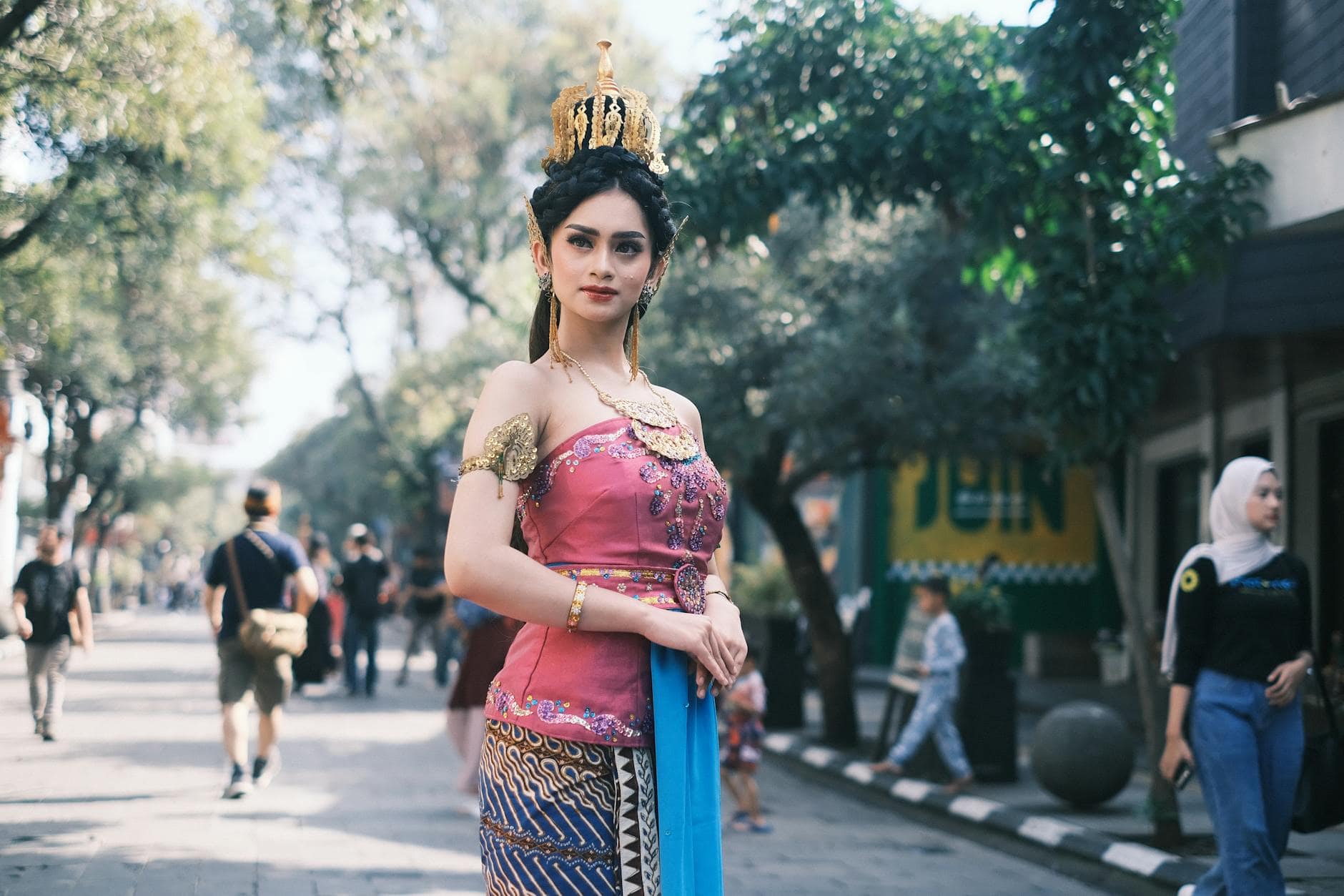 Foto artis Indonesia terbaru dengan gaya modern, menampilkan senyum cerah dan fashion terkini