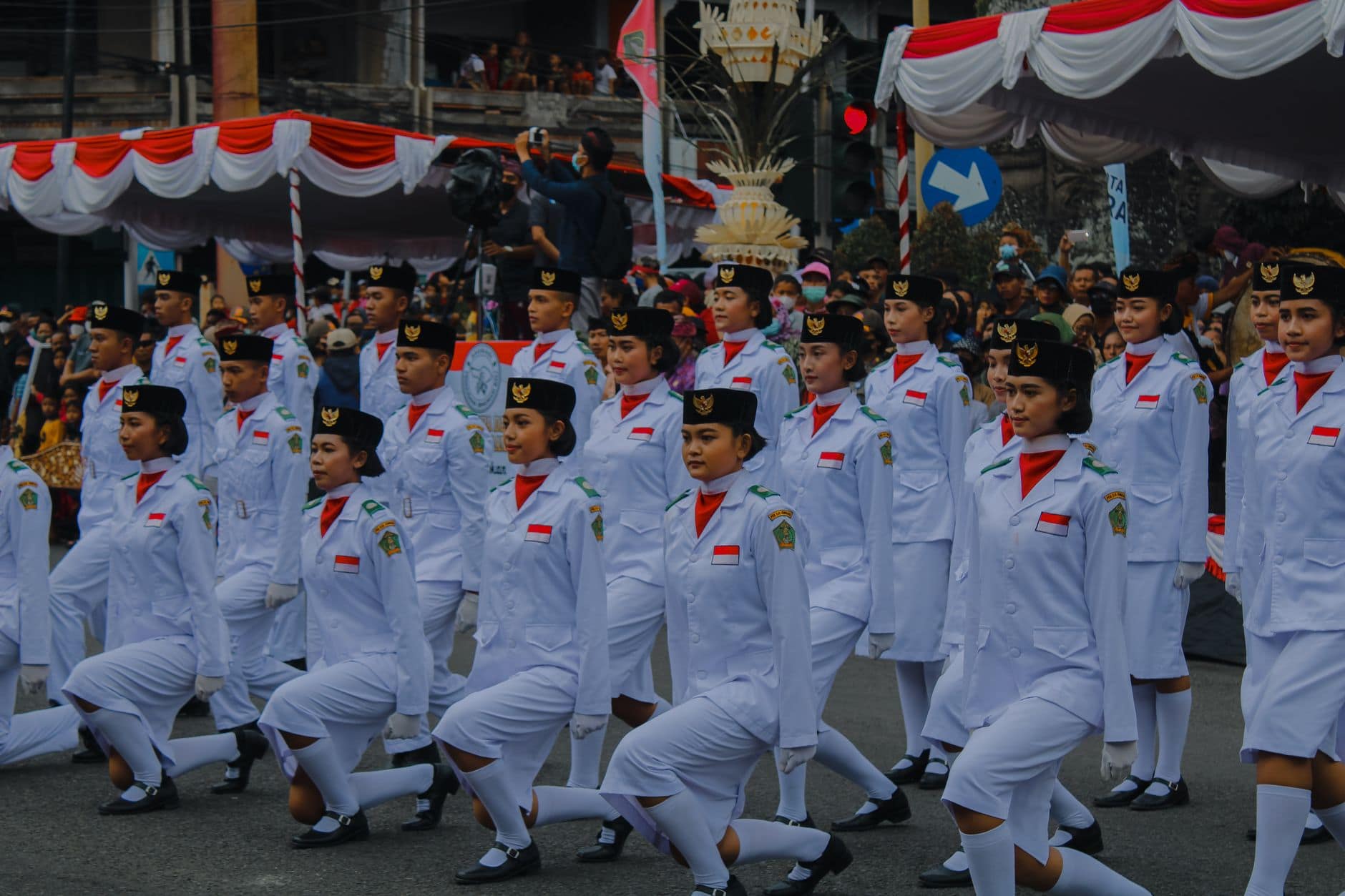 Grafik menunjukkan tren kinerja Presiden Indonesia dalam bidang ekonomi, kesehatan, dan pendidikan tahun 2020-2024