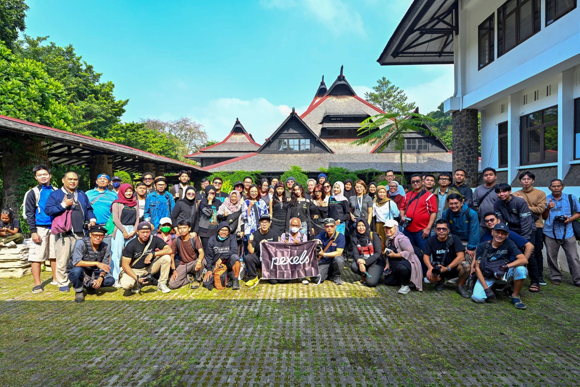 Gambar ilustrasi konten viral Indonesia menampilkan tren media sosial terbaru yang menggebrak netizen