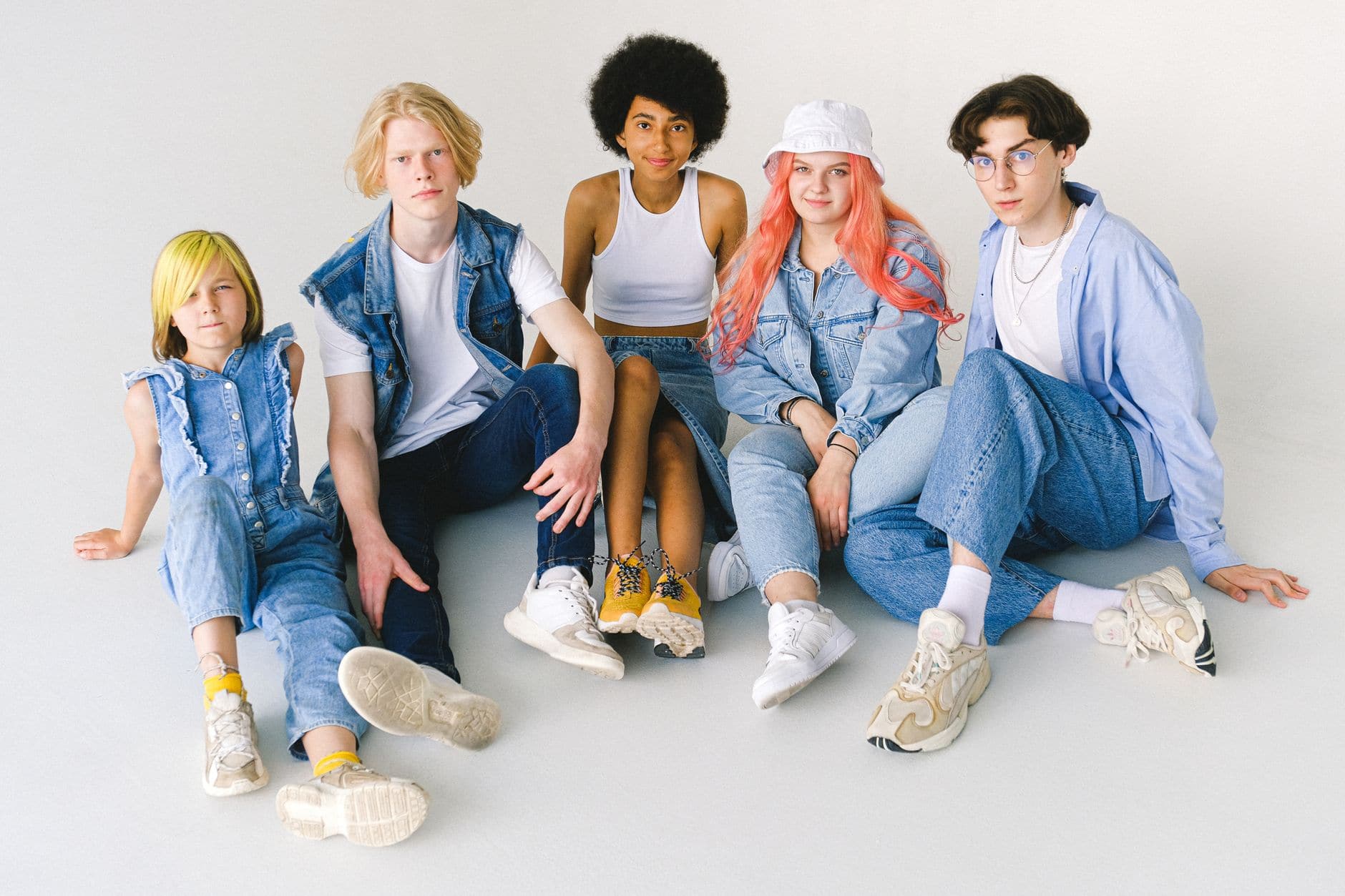 Foto menampilkan gaya hidup Gen Z dengan tren digital, fashion berani, dan aktivitas sosial media yang dinamis.