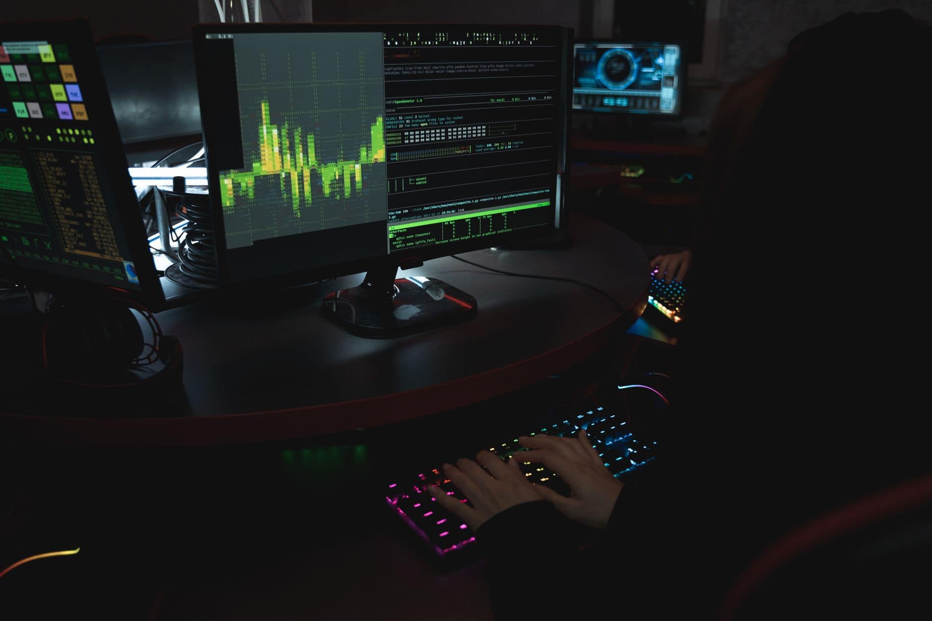 Ilustrasi kejahatan siber di Indonesia, menampilkan hacker dan data pribadi yang terancam