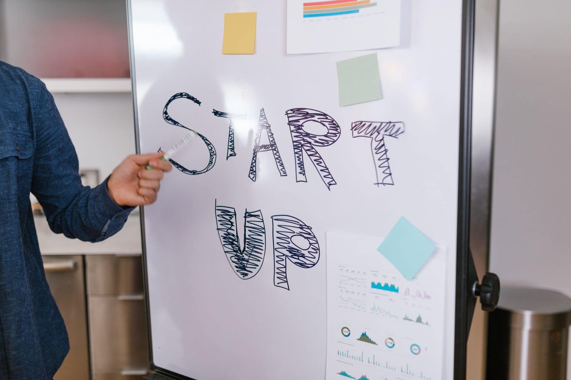 Logo dan tim startup Indonesia terbaru yang inovatif, menampilkan teknologi digital dan semangat kewirausahaan.