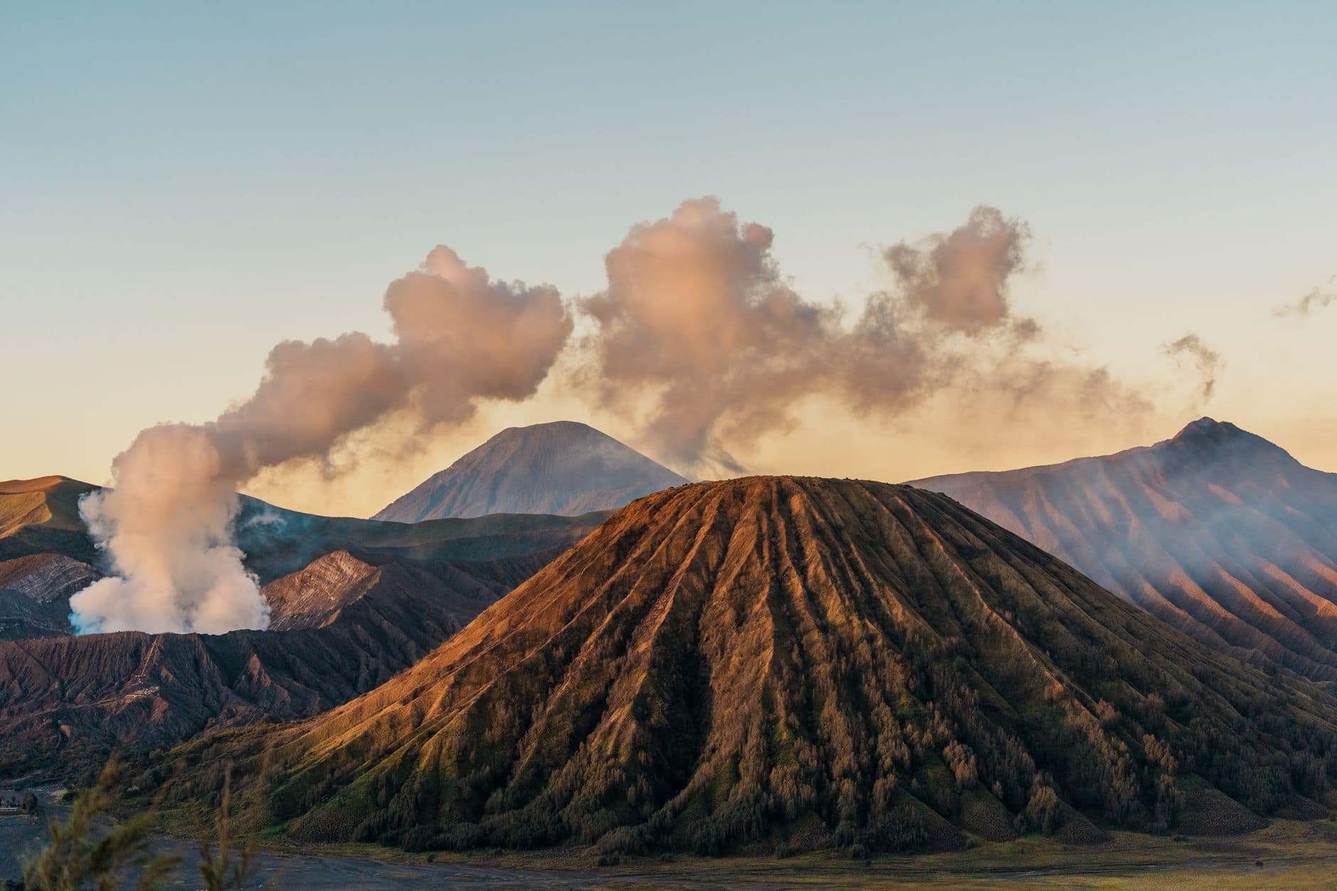 Peta interaktif gempa bumi Indonesia terbaru menampilkan lokasi dan kedalaman gempa kuat di Sumatra dan Jawa.