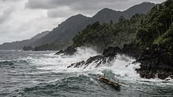 Ilustrasi: Ombak tinggi di perairan Loloda, Halmahera Utara. (KieraHinsight.id/AI)