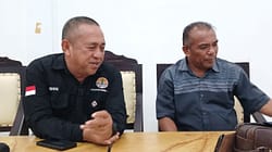 Ketua Panitia Lokal Porprov Malut, Yudhiahart Noya dan Seretaris Umum KONI Halut Roby N. Pangety, saat Rapat via Zoom bersama KONI Malut (foto kierahainsight.id)