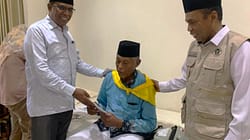 Wakil Bupati Halmahera Utara, Dr. Kasman Hi Ahmad, sambangi para jamaah asal Halut di Asrama Haji transit Ternate (foto istimewa kierahainsight.id)