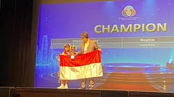 Leandra Mikha Pasaribu, siswi asal Halmahera Utara, terima trofi Champion dan medali emas pada Awarding Ceremony Hong Kong International Science Olympiad (HKISO) 2026 di Singapura. (Foto Dok Keluarga)