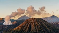 Peta interaktif gempa bumi Indonesia terbaru menampilkan lokasi dan kedalaman gempa kuat di Sumatra dan Jawa.