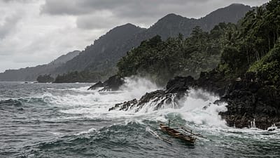 Ilustrasi: Ombak tinggi di perairan Loloda, Halmahera Utara. (KieraHinsight.id/AI)