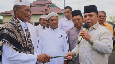 Bupati Halut, Piet Hein Babua, menyerahkan hewan kurban secara simbolis di Masjid Attaqwa, Desa Ngofakiaha. (foto istimewa)