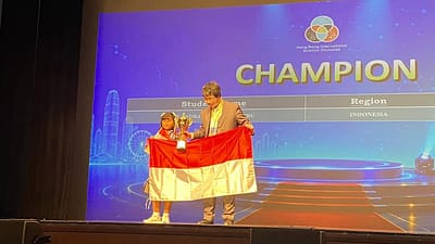 Leandra Mikha Pasaribu, siswi asal Halmahera Utara, terima trofi Champion dan medali emas pada Awarding Ceremony Hong Kong International Science Olympiad (HKISO) 2026 di Singapura. (Foto Dok Keluarga)