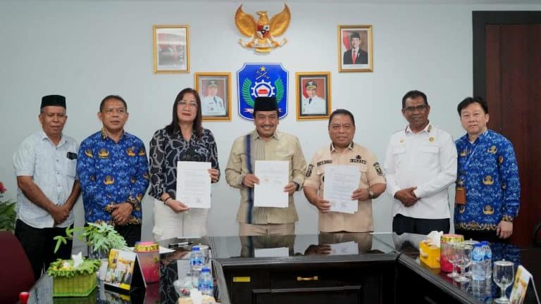 Bupati Halmahera Utara Dr. Piet Hein Babua, Rektor Universitas Muhammadiyah Jakarta Prof. Dr. Ma'mun Murod, M.Si., dan Ketua Yayasan Medika Mandiri Henderina Maengkom memperlihatkan dokumen nota kesepahaman (MoU) usai penandatanganan kerja sama di Kantor Bupati Halmahera Utara.(Foto Istimewa)